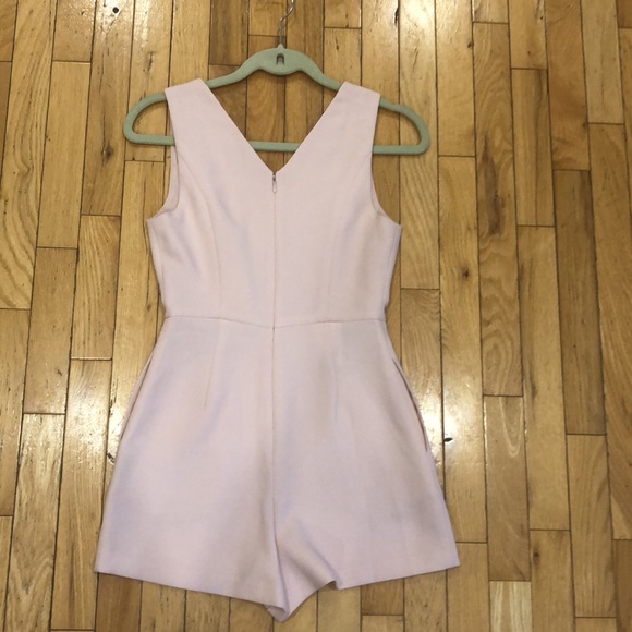 BCBGeneration Simple V romper/ jumpsuit in bide rose smoke. Size 0. - Picture 4 of 15